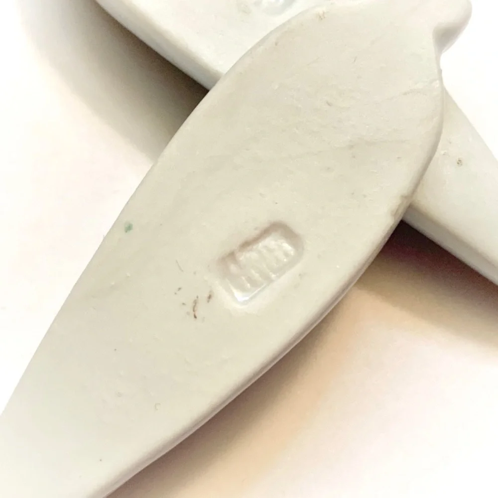 VTG 2 Glazed White Blue Ceramic Leaf Chopstick Rests